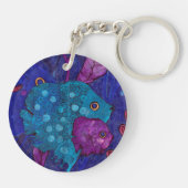 魚の家族，水中，青と紫 キーホルダー (裏面)