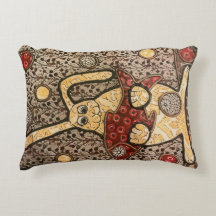 魚の布のコラージュを保持しているウサギ