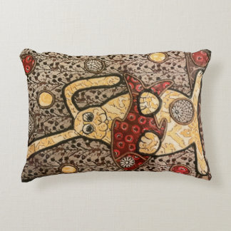 魚の布のコラージュを保持しているウサギ アクセントクッション