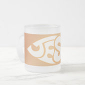 魚の形をしたイエス文字オレンジ色の背景 フロストグラスマグカップ (正面左)