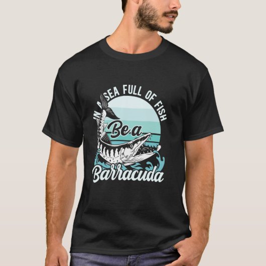 魚の海でカマスになる スポーツフィッシング Tシャツ (正面)