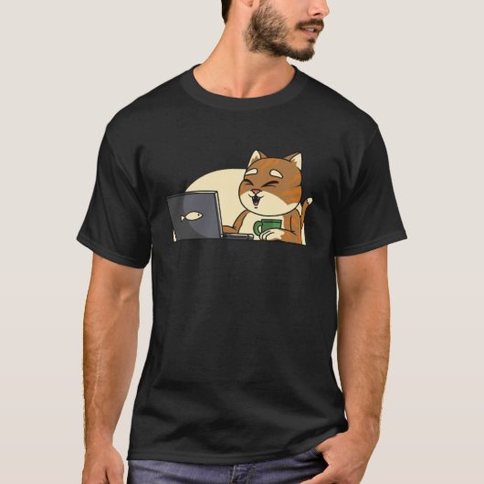 魚の猫がコーヒーを飲みながらノートパソコンを見ている Tシャツ (正面)