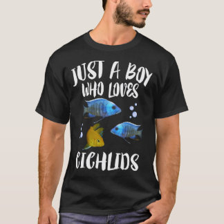 魚の贈り物を愛する少年 Tシャツ