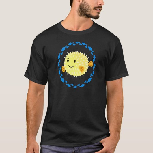 魚の輪に浮かぶ小さなかわいいフグ Tシャツ (正面)