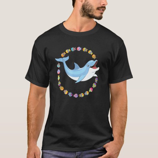 魚の輪の中で泳ぐかわいいイルカ Tシャツ (正面)