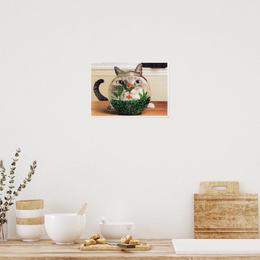 魚の鉢の中を覗く猫 ポスター (キッチン)