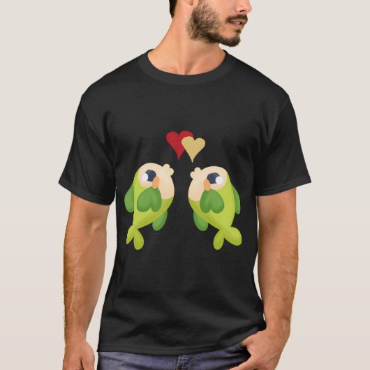 魚の間に浮かぶ2つのハート、1つは赤で1つは Tシャツ (正面)