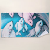 魚の青とピンクのチョークスケッチ ビーチタオル (正面)