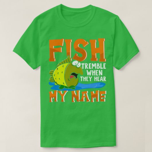 魚は私の名前のフィッシャーマを聞くと震えおもしろいる Tシャツ (デザイン正面)