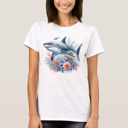 魚やサンゴと一緒に泳ぐ美しいサメ Tシャツ (正面)