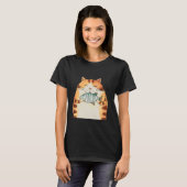 魚を抱きしめる笑顔の猫 楽しい Tシャツ (正面フル)