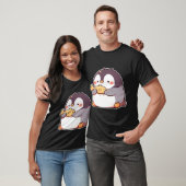 魚を持つペンギン Tシャツ (ユニセックス)