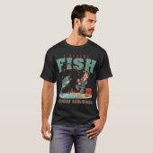 魚を水から救出する Tシャツ (正面フル)