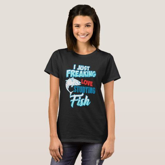 魚を研究するのが大好きなマリンネードの楽しいデザイン Tシャツ (正面フル)