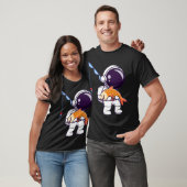 魚を運ぶかわいい宇宙飛行士の漁師のキャラクター Tシャツ (ユニセックス)