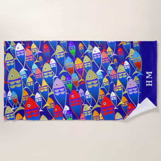 魚カラフルアールデコカスタム文字モノグラム ビーチタオル (正面)