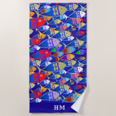 魚カラフルアールデコカスタム文字モノグラム ビーチタオル (正面)