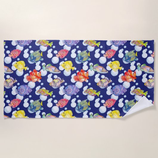 魚カラフル白い泡深い青い背景 ビーチタオル (正面)