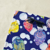 魚カラフル白い泡深い青い背景 ビーチタオル (インサイチュ)