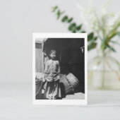 魚屋の娘 – ヴィンテージ写真 ポストカード (スタンド正面)