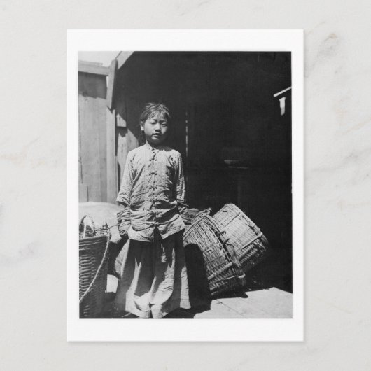 魚屋の娘 – ヴィンテージ写真 ポストカード (正面)