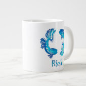 魚座〔占星術の〕十二宮図は明るいライトブルーのグリッター魚に署名 ジャンボコーヒーマグカップ (正面右)