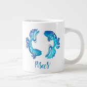 魚座〔占星術の〕十二宮図は明るいライトブルーのグリッター魚に署名 ジャンボコーヒーマグカップ (右)