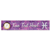 魚座〔占星術の〕十二宮図シンボル明るい赤紫色デジタル迷彩柄 デスクネームプレート (正面)