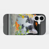 魚槽を覗く猫の写真入りカスタムグッズ iPhone 16ケース (裏面横)