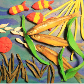 魚絵を描のフォーク美術の鮮やかな粘土の彫刻 ポストカード