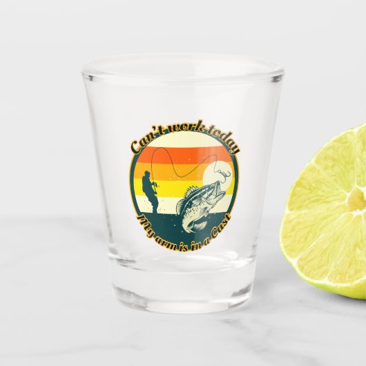 魚釣りおもしろいは今日は動けない腕がギプス中だ ショットグラス (正面)