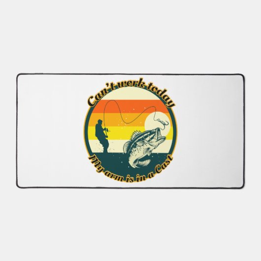 魚釣りおもしろいは今日は動けない腕がギプス中だ デスクマット (正面)