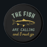 魚釣りおもしろい引用文魚が呼んでいる私は行かなければならない マグネット<br><div class="desc">川とおもしろい湖の魚釣りを愛する人々のための釣り人、アングラーのためのデザイン。このヴィンテージ、レトロ動揺してやグッズ素晴らしは、木材でキャビンへの魚釣り旅行に衣服する。あなたのギア、魚釣りロッド、魚釣りリールを持って、いくつかの魚をキャッチしよう。お父素晴らしさん、おじいさん、旦那さん、お兄さん、ユーモア、ジョーク、パン、皮肉を好む退職したためのクリスマスプレゼントと誕生日プレゼント。</div>