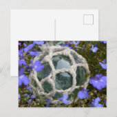 魚釣りが花の間で浮く ポストカード (正面/裏面)