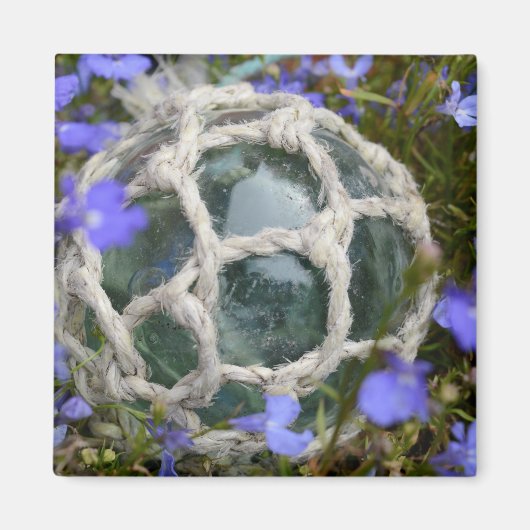 魚釣りが花の間で浮く マグネット (正面)