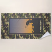 魚釣りと迷彩柄 ビーチタオル (正面)