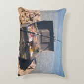 魚釣りの仕掛け箱と海辺の竿 アクセントクッション (裏面(縦))