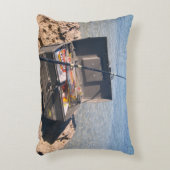 魚釣りの仕掛け箱と海辺の竿 アクセントクッション (正面(垂直))