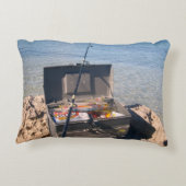 魚釣りの仕掛け箱と海辺の竿 アクセントクッション (裏面)