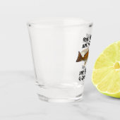 魚釣りの引用文の漁師の魚を呼んでいるおもしろいなRedfish ショットグラス (左)