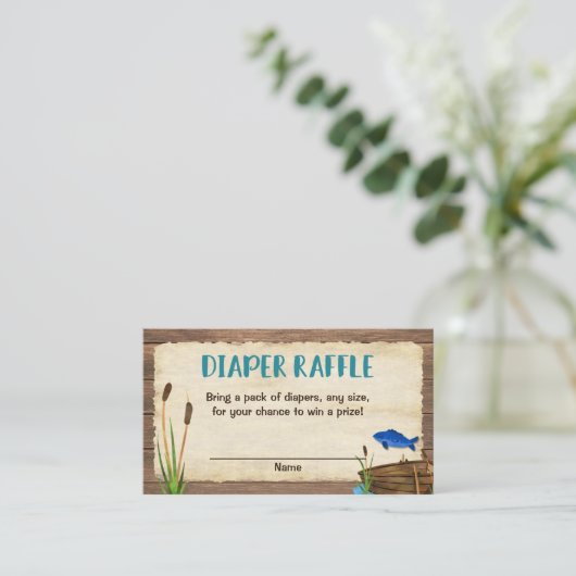 魚釣りの男の子のベビーシャワーのおむつのラッフルカード エンクロージャーカード (スタンド正面)