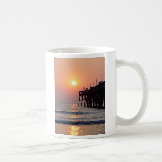 魚釣りのDaytona Beach Sunglow桟橋の日の出のマグ コーヒーマグカップ (右)