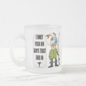 魚釣りのEverdayのTシャツおよびギフト フロストグラスマグカップ (左)