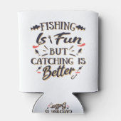 魚釣りはおもしろいキャッチよりよい – ホビー引用文 缶クーラー (裏面)