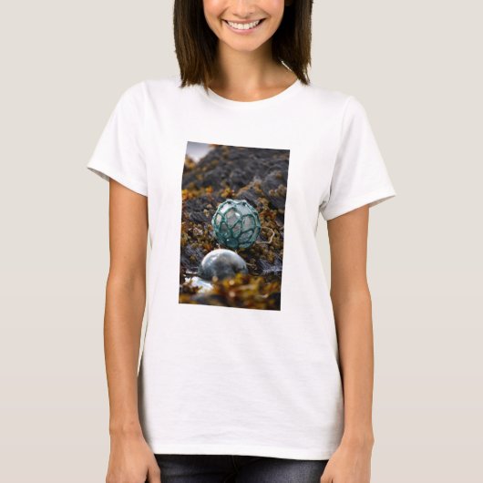 魚釣りは潮流プールに浮かぶ、アラスカ Tシャツ (正面)