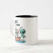 魚釣りは私の趣味だ。ボートに乗った猫とエイリアン魚 ツートーンマグカップ (正面左)