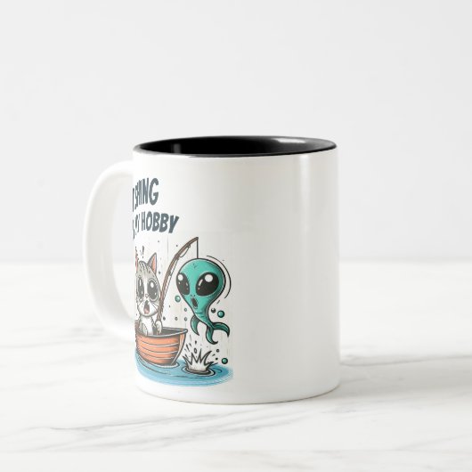 魚釣りは私の趣味だ。ボートに乗った猫とエイリアン魚 ツートーンマグカップ (正面左)