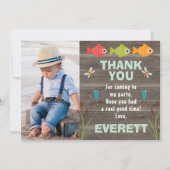 魚釣りをテーマにした写真サンキューカード 招待状 (正面)