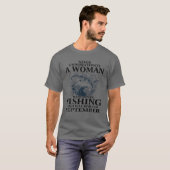 魚釣りを愛する老婆を決して過小評価しない Tシャツ (正面フル)
