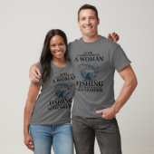 魚釣りを愛する老婆を決して過小評価しない Tシャツ (ユニセックス)
